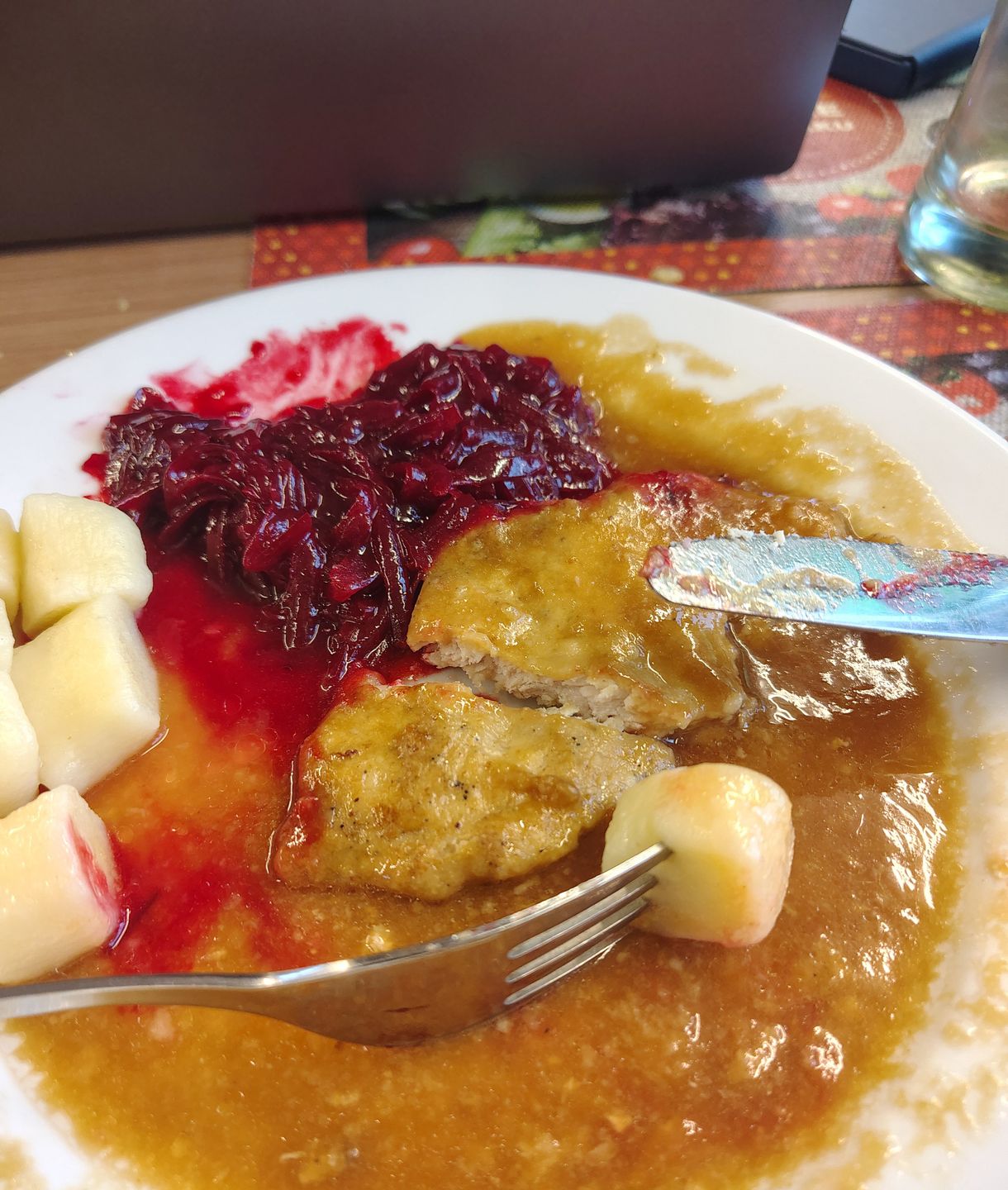 Bitka w sosie z kopytkami i buraczkami
