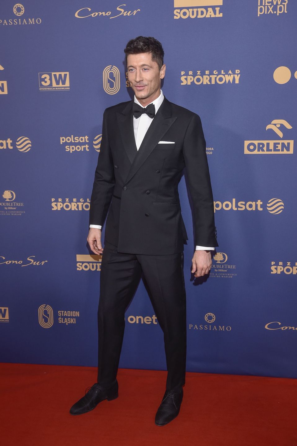 Robert Lewandowski pozuje na Gali Mistrzów Sportu z mamą, siostrą i teściową