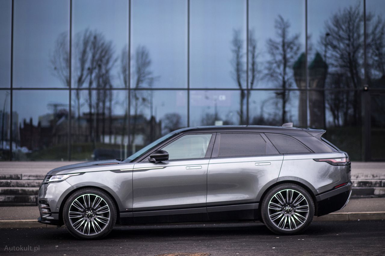 Range Rover Velar wpisuje się w przestrzeń pomiędzy małym Evoquiem a dużym Sportem (fot. Mateusz Żuchowski)