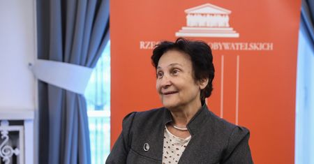 Szła ulicą blisko miesięcznicy smoleńskiej. "Proszę pani, będziemy panią eskortować"