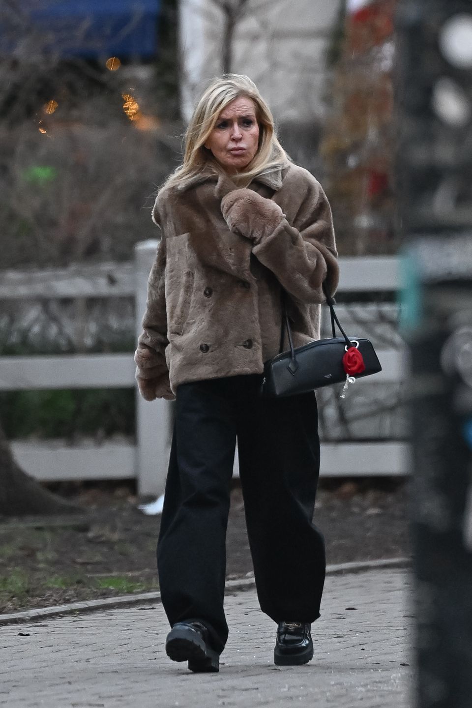 Monika Olejnik w futrze zmaga się z mroźnym wiatrem