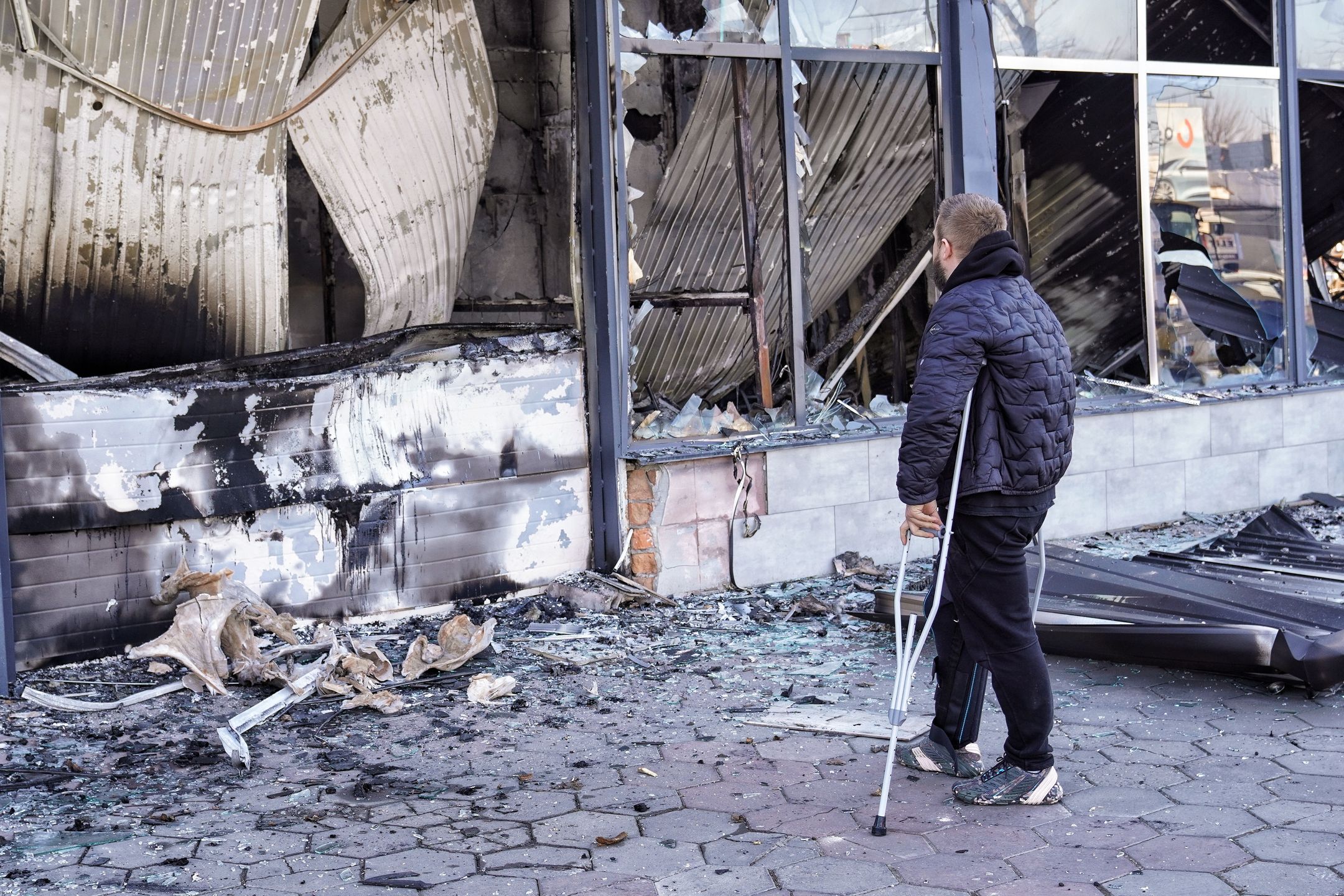 Odessa, Ukraina, 21.03.2025. Zniszczenia po rosyjskim ataku rakietowym w Odessie, 21 bm. Uszkodzonie zostało centrum handlowe, stacja benzynowa, budynki mieszkalne i sklepy. Trwa inwazja Rosji na Ukrainę. (aldg) PAP/Alena Solomonova