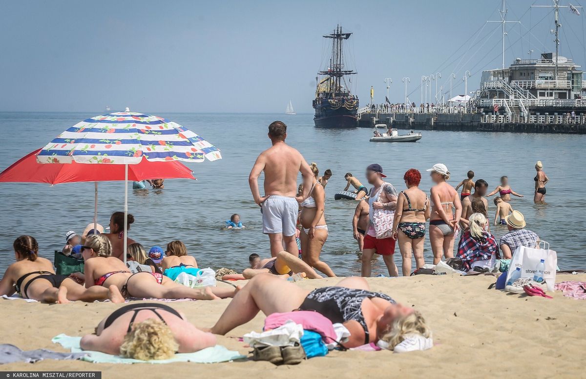 Na nic zakazy i znaki graficzne z przekreślonymi ludzikami w strojach plażowych, sopocki deptak nadal często jest miejscem spacerów roznegliżowanych turystów