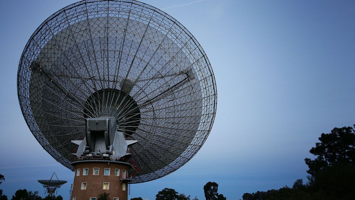 Radioteleskop w australijskim Parkes. Zdjęcie ilustracyjne. Asteroidy 2022 EB5 wpadającej do oceanu nie udało się sfotografować