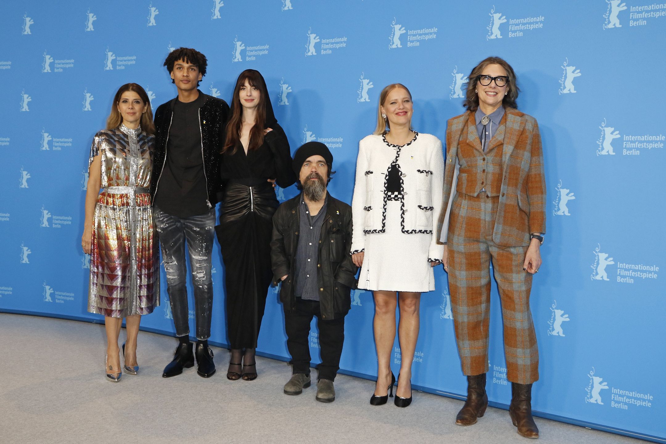 Berlinale 2023. Joanna Kulig pozuje na ściance z Anne Hathaway