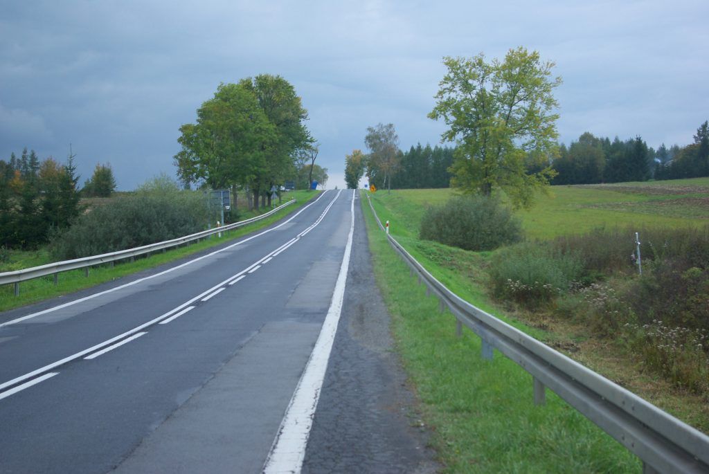 Gniewoszówka - miejsce wypadku drogowego autokaru wiozącego drużynę hokeja na lodzie STS "Autosan" Sanok z 23 stycznia 1995, w którym poniosły śmierć trzy osoby, w tym hokeista Piotr Milan. fot. Lowdown/CC BY-SA 3.0