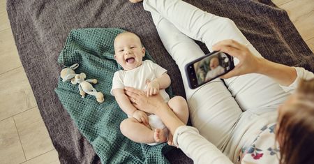 Rodzice nagminnie udostępniają zdjęcia dzieci w Internecie. "To nie jest moda, ale dużo głębsze i poważniejsze zjawisko"