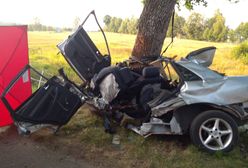 Kołtki. 15-latek zginął za kierownicą samochodu. Uderzył w drzewo