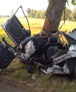 Kołtki. 15-latek zginął za kierownicą samochodu. Uderzył w drzewo