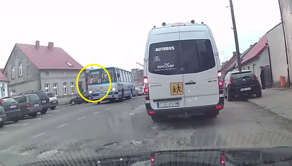 Kobieta wypadła z autobusu. Wszystko nagrała kamera w samochodzie