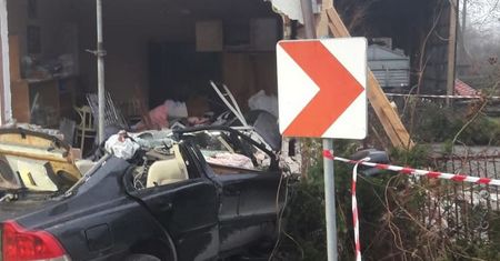 Kowalowice. Mężczyzna wjechał autem w dom