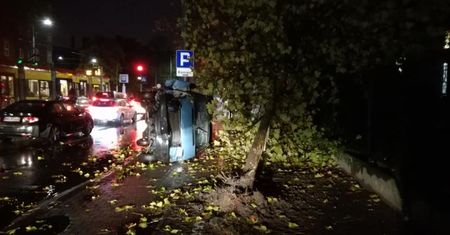 Warszawa. Kierowca busa spowodował 3 wypadki, dachował i uderzył w drzewo