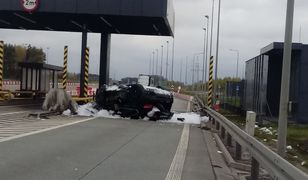 BMW uderzyło w nieczynny punkt poboru opłat na S8. Licznik zatrzymał się na 200 km/h
