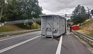 Ciężarówka przewróciła bramkę na trasie. Ruch wstrzymany