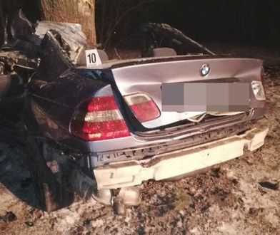 Zjechał na przeciwległy pas i uderzył w drzewo. Kierowca BMW nie przeżył