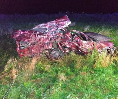 Tragiczny wypadek pod Bydgoszczą. Zginął kierowca, auto zostało zmiażdżone