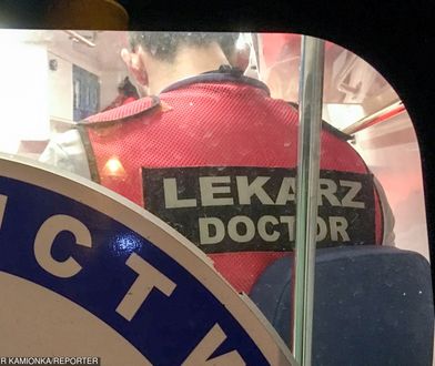 Wypadek na Targówku. Samochód uderzył w latarnię, dwoje dzieci w szpitalu