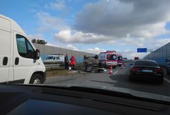 Wielki korek na autostradzie A2. Po dachowaniu auto zablokowało lewy pas