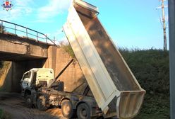 Tir wbił się w wiadukt w Piotrowicach. "Zapomniał albo czyścił"
