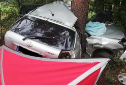 Śmiertelny wypadek na trasie Chorzele-Myszyniec. Auto zawinęło się wokół drzewa