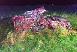 Tragiczny wypadek pod Bydgoszczą. Zginął kierowca, auto zostało zmiażdżone