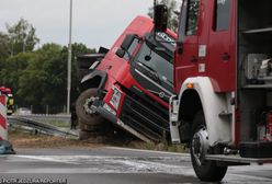 Podkarpacie: wypadek na A4. Pijany kierowca ciężarówki zjechał z drogi