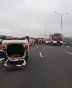 Wypadek na S2. Auto dachowało, blokada dwóch pasów