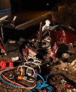 Opel uderzył w drzewo. Dwie osoby nie żyją, cztery są ranne