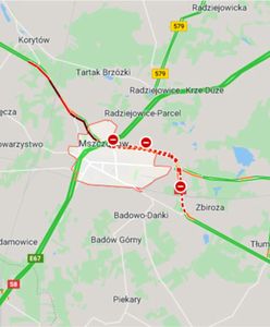 Mszczonów. Śmiertelny wypadek na DK 50. Zderzenie czołowe osobówki z tirem. Zginął dziennikarz