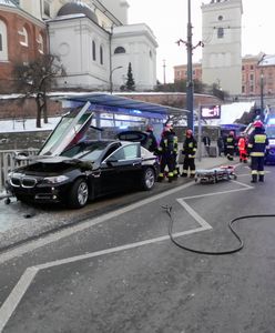 BMW wjechało w przystanek w Warszawie. Są ranni