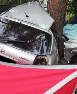 Śmiertelny wypadek na trasie Chorzele-Myszyniec. Auto zawinęło się wokół drzewa