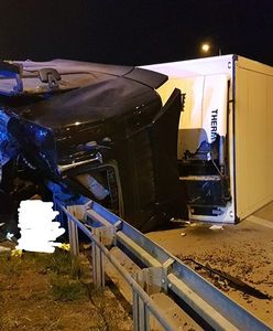 Ciężarówka przewróciła się na bok. Mężczyzna nie żyje