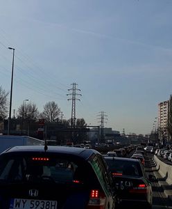 Gigantyczne korki w Warszawie. Stoi Trasa Toruńska, wypadek w al. Prymasa Tysiąclecia
