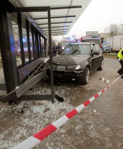 Pijany wjechał w przystanek. Jedna osoba nie żyje