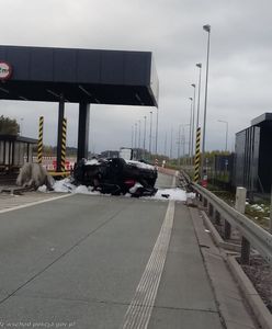 BMW uderzyło w nieczynny punkt poboru opłat na S8. Licznik zatrzymał się na 200 km/h