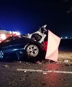 Tragiczny wypadek w Suchej. Mercedes wbił się w drzewo