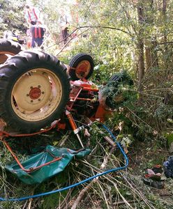 Ciągnik spadł ze skarpy. Reanimacja kierowcy