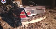 Zjechał na przeciwległy pas i uderzył w drzewo. Kierowca BMW nie przeżył
