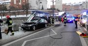 BMW wjechało w przystanek w Warszawie. Są ranni