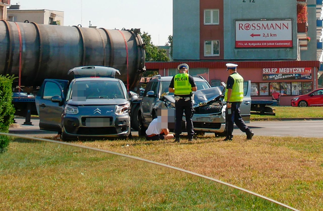 Wypadek na Rondzie Solidarności. Jedna osoba w szpitalu