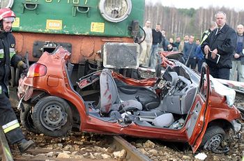 Matiz wjechał pod pociąg, jedna osoba nie żyje