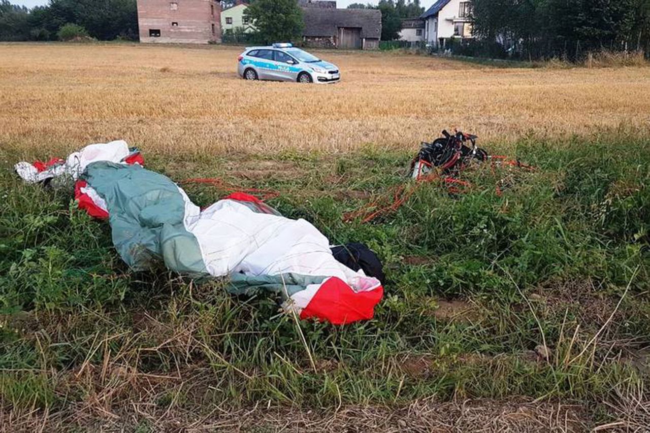 Skidziń. Motoparalotniarz runął na ziemię. Jest ranny