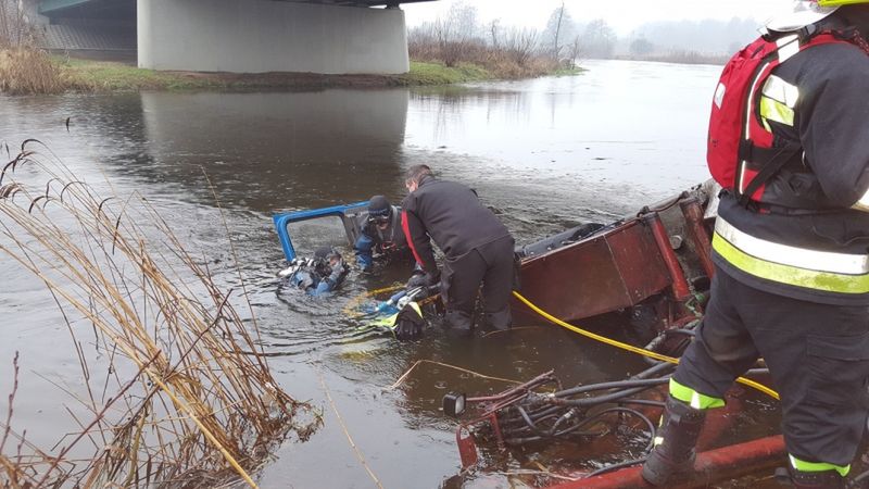 Znane są przyczyny tragedii w Pile. Ciężarówka spadła z mostu, kierowca się utopił