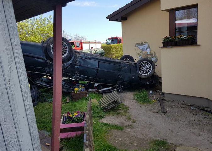 BMW zatrzymało się na ścianie domu