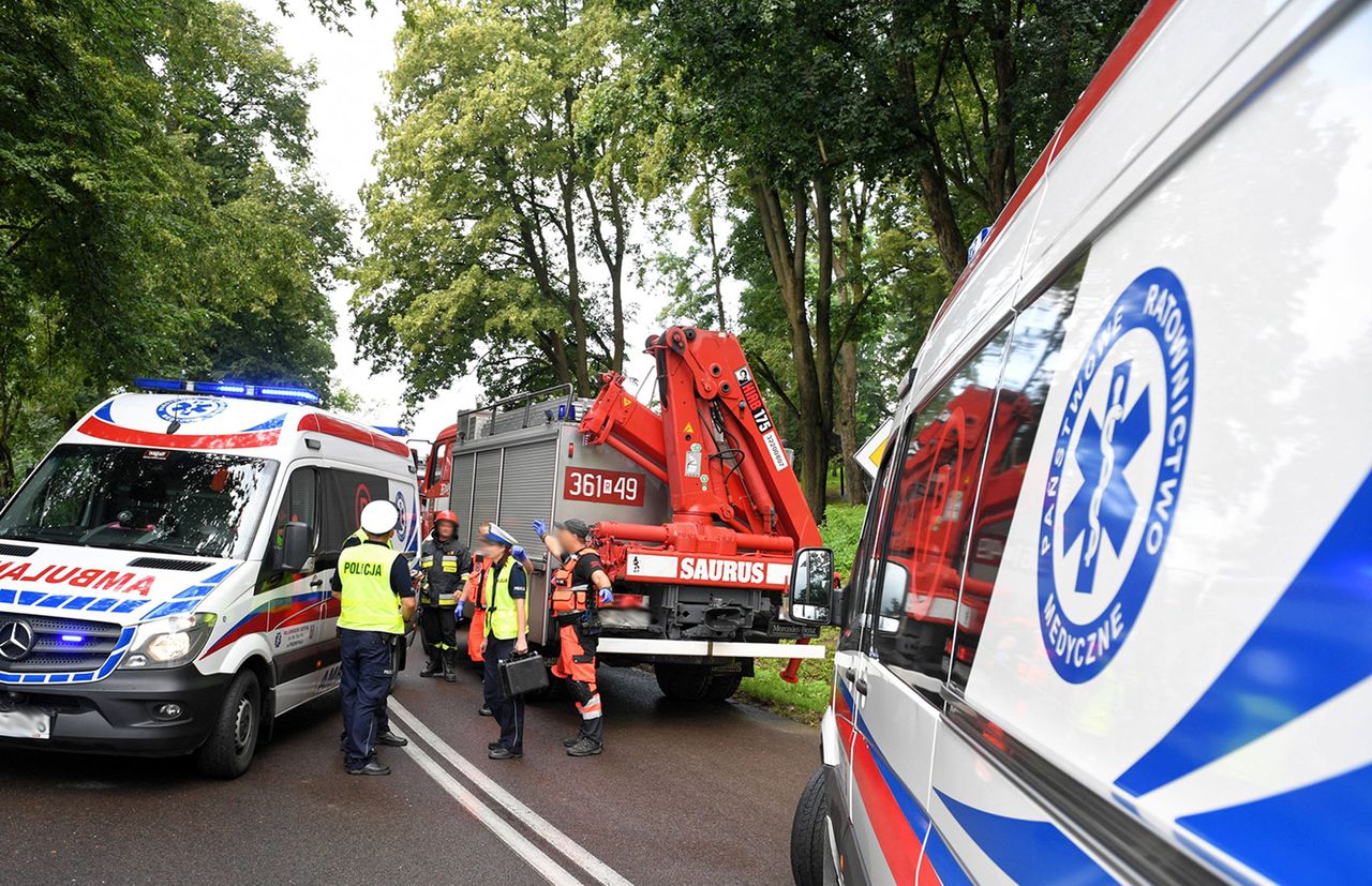 Lubin. Ciężarówka wbiła się w drzewo. Jedna osoba nie żyje, trzy są ranne