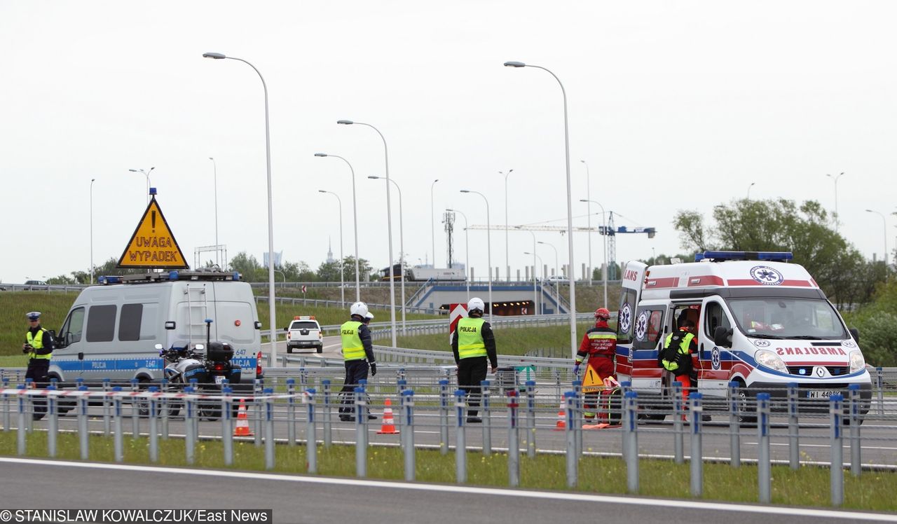 Wypadek na A4. Tir staranował bariery. Na jezdnię wylał się beton