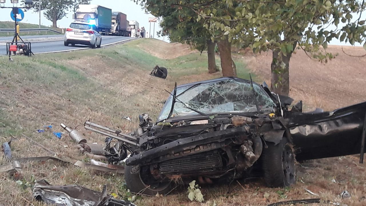 Chrząstowo. Sportowy kabriolet rozbity na drzewie. Pasażer nie żyje, kierowca ranny w wypadku na Pomorzu