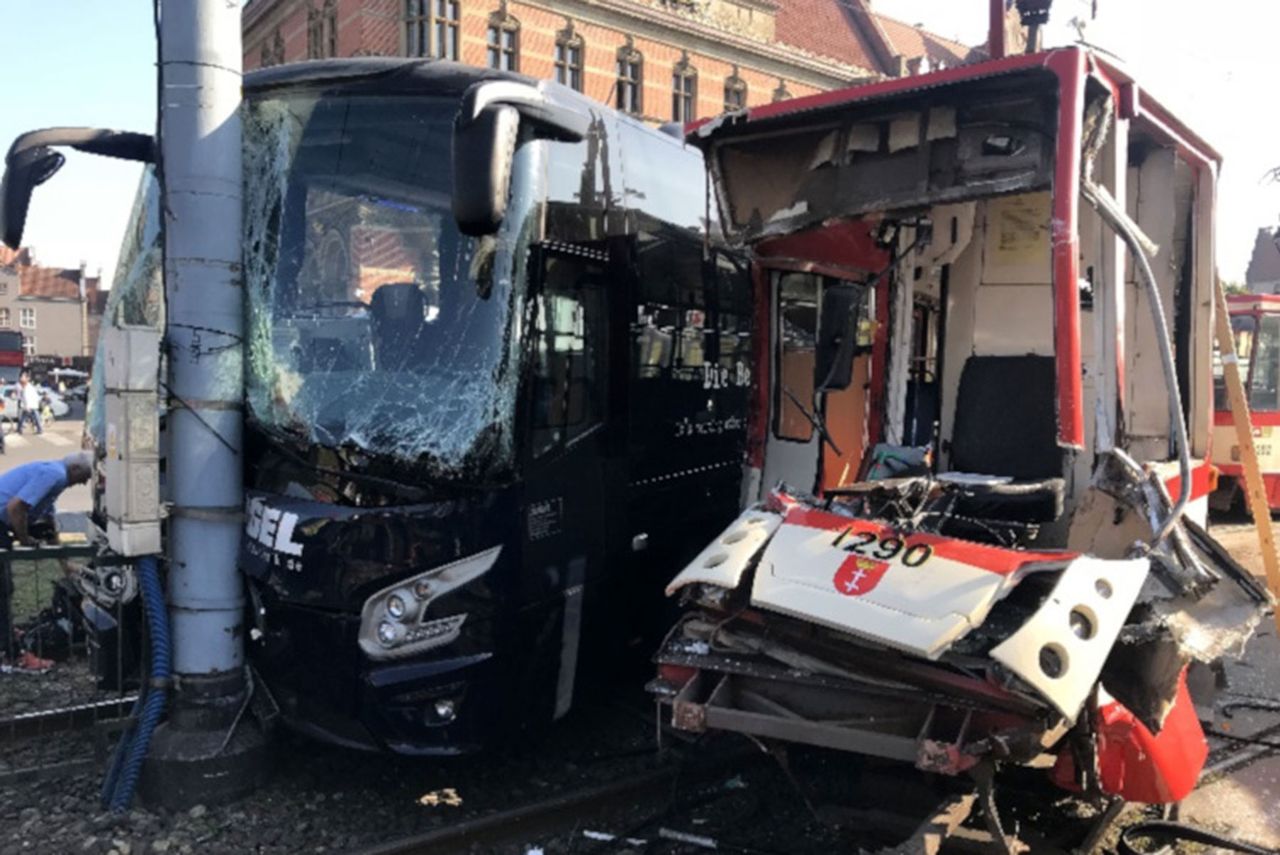 Gdańsk. Zderzenie autobusu z tramwajem. 12 rannych w wypadku przed Bramą Wyżynną. Zobacz nagranie