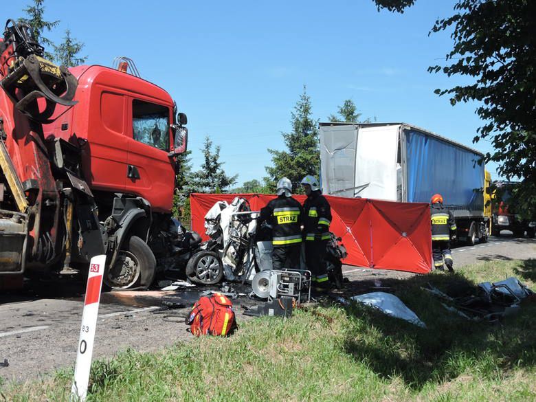 Tragedia na Mazowszu. Ciężarówka zmiażdżyła samochód osobowy