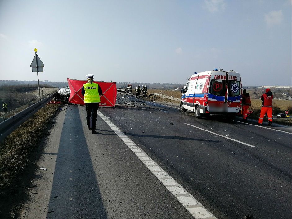 Świecie: ciężarówka spadła z wiaduktu na drogę i stanęła w płomieniach. 1 osoba nie żyje, dwie są ranne